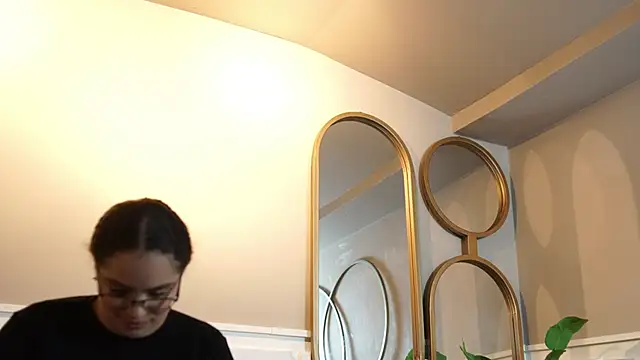 Tayler Kim online show from September 19, 2025, 6:12 pm