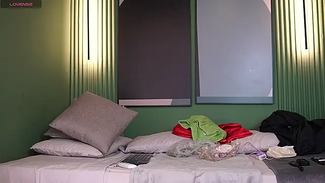 Tayler Kim online show from October 2, 2025, 6:33 pm