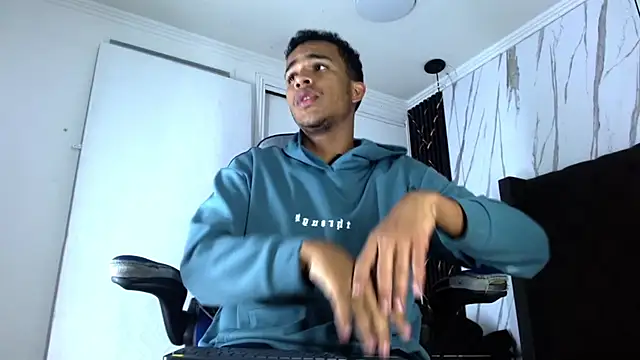 Snapshot of aston_xvera chatting on October 18, 2025, 3:30 am aston xvera online show from October 18, 2025, 3:30 am