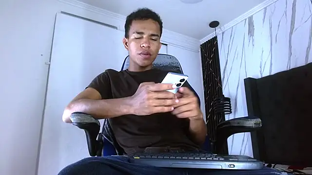 Snapshot of aston_xvera chatting on October 21, 2025, 3:50 am aston xvera online show from October 21, 2025, 3:50 am