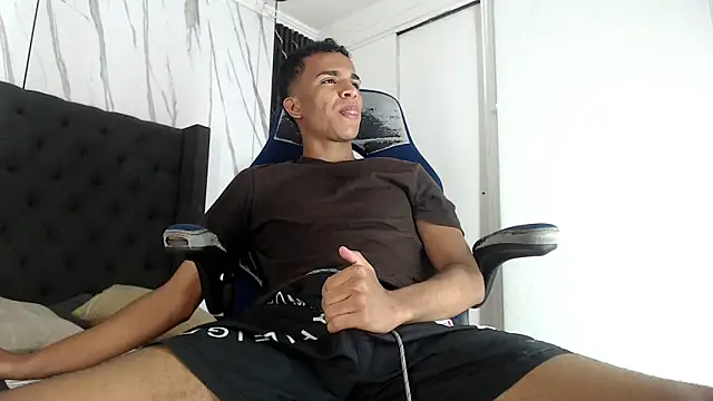 Snapshot of aston_xvera chatting on October 4, 2025, 4:14 am aston xvera online show from October 4, 2025, 4:14 am