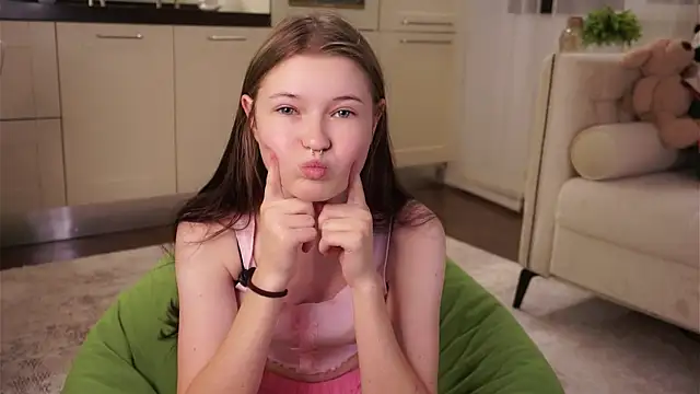 LynHillaire online show from September 18, 2025, 11:13 am