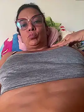 YadiraOrozco online show from April 19, 2026, 8:33 pm