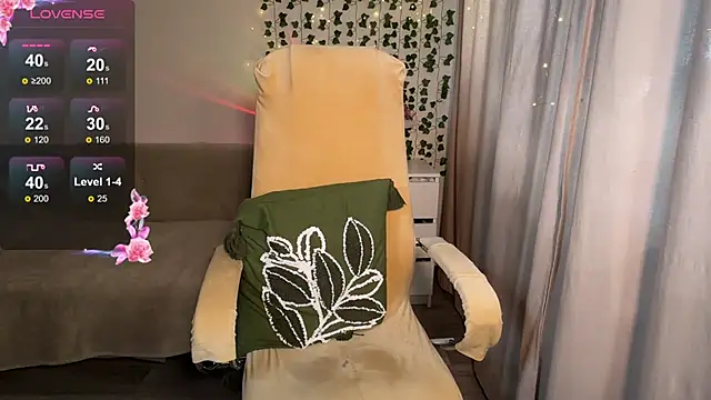 Snapshot of EmmyBell_ chatting on September 18, 2025, 11:24 am EmmyBell  online show from September 18, 2025, 11:24 am