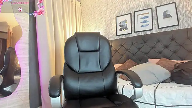 sophie  blare online show from September 27, 2025, 8:04 pm