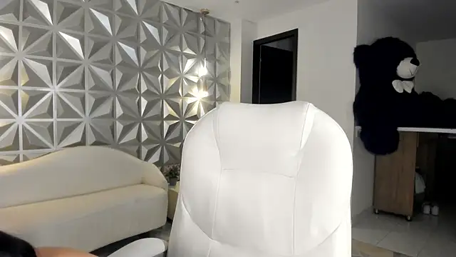 zoerouse  online show from December 18, 2025, 8:56 pm