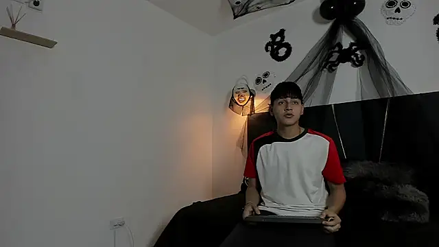 Snapshot of zeusapollofuck chatting on October 15, 2025, 8:39 pm zeusapollofuck online show from October 15, 2025, 8:39 pm