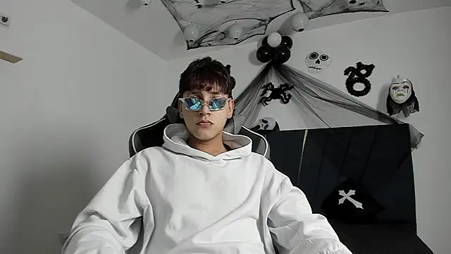 Snapshot of zeusapollofuck chatting on October 16, 2025, 10:18 pm zeusapollofuck online show from October 16, 2025, 10:18 pm