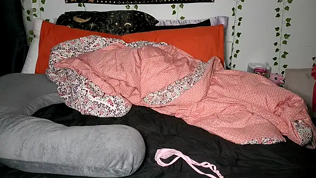 mistressnelle online show from July 25, 2026, 3:58 am