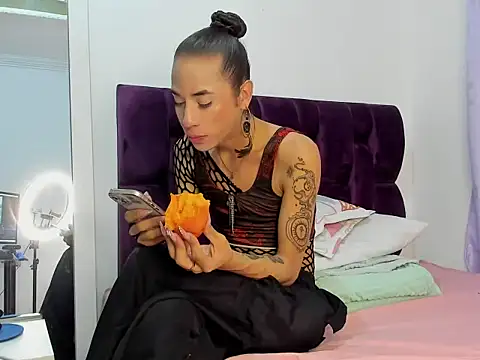 Snapshot of berenicelV chatting on September 24, 2025, 2:40 am berenicelV online show from September 24, 2025, 2:40 am