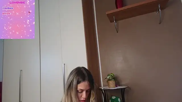 ScarletVerdi online show from November 19, 2025, 8:47 am