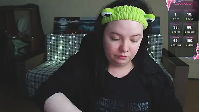 EmillyBones online show from December 21, 2025, 8:42 pm