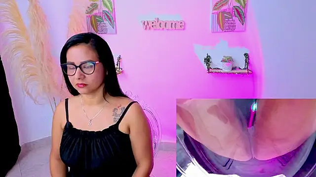 Snapshot of VioletaMedusa chatting on October 15, 2025, 5:21 pm VioletaMedusa online show from October 15, 2025, 5:21 pm