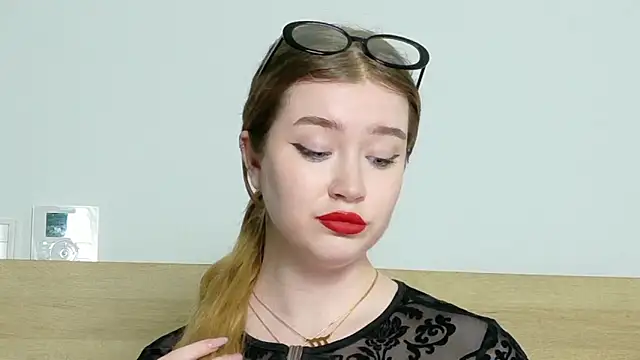 Rebecca Lace online show from September 15, 2025, 1:33 pm
