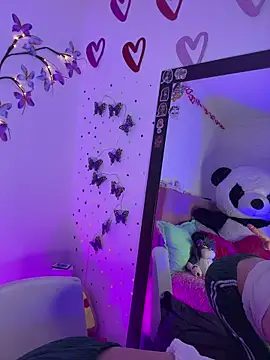 LindaWz  online show from April 12, 2026, 7:55 am