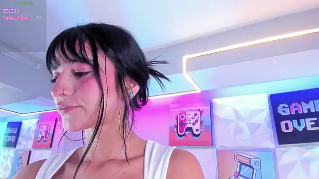 LindaWz  online show from December 4, 2025, 5:39 am