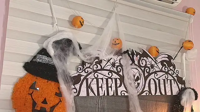 keila hott20 online show from November 1, 2025, 2:18 am