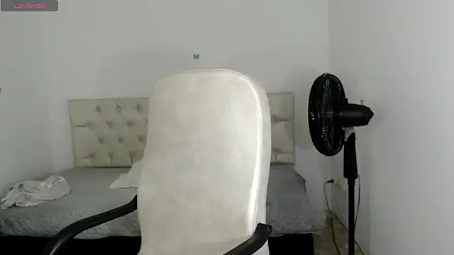 sasha 17  online show from November 4, 2025, 4:33 pm