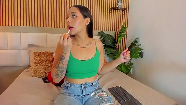 Roseaurora online show from October 8, 2025, 12:39 pm