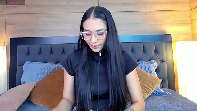 Roseaurora online show from April 6, 2026, 12:39 pm