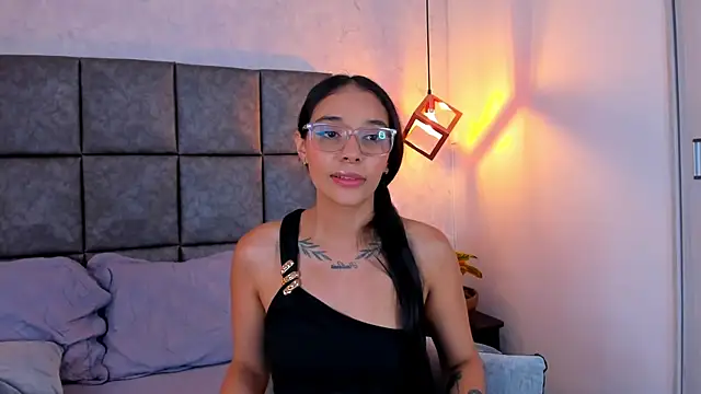 Roseaurora online show from May 11, 2026, 4:04 pm