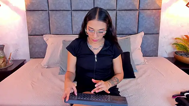 Roseaurora online show from May 18, 2026, 10:42 am