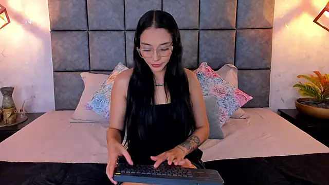 Roseaurora online show from June 2, 2026, 10:37 am