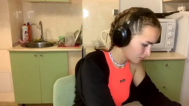 BunnyTiedeman online show from October 9, 2025, 3:12 pm