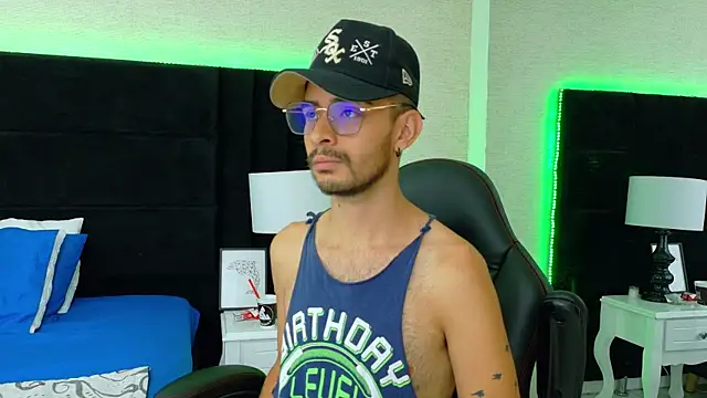 Snapshot of HairyDiamond_ chatting on September 19, 2025, 3:43 am HairyDiamond  online show from September 19, 2025, 3:43 am