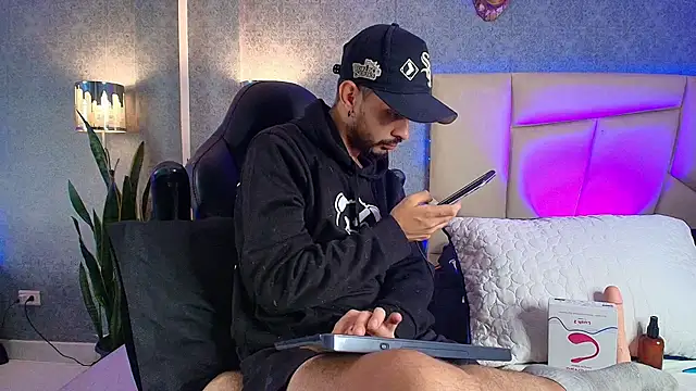 Snapshot of HairyDiamond_ chatting on October 31, 2025, 10:12 am HairyDiamond  online show from October 31, 2025, 10:12 am