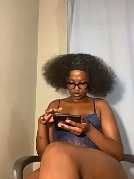 Snapshot of Moonzy77 chatting on September 30, 2025, 5:41 pm Moonzy77 online show from September 30, 2025, 5:41 pm