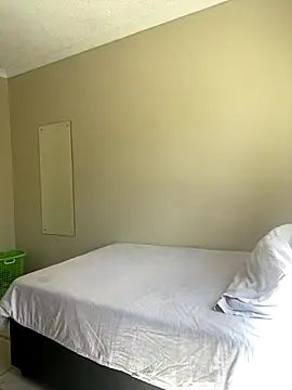 Snapshot of Moonzy77 chatting on October 8, 2025, 9:55 am Moonzy77 online show from October 8, 2025, 9:55 am