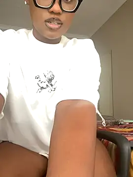 Snapshot of Moonzy77 chatting on October 16, 2025, 12:46 pm Moonzy77 online show from October 16, 2025, 12:46 pm