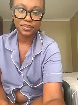 Snapshot of Moonzy77 chatting on October 19, 2025, 2:31 pm Moonzy77 online show from October 19, 2025, 2:31 pm