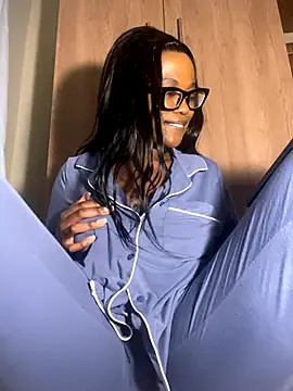 Snapshot of Moonzy77 chatting on October 24, 2025, 9:47 pm Moonzy77 online show from October 24, 2025, 9:47 pm