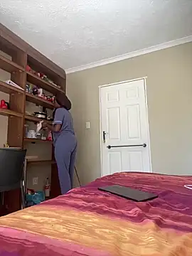 Snapshot of Moonzy77 chatting on October 3, 2025, 9:44 am Moonzy77 online show from October 3, 2025, 9:44 am