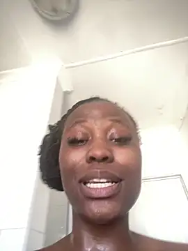 Snapshot of Moonzy77 chatting on October 15, 2025, 11:18 am Moonzy77 online show from October 15, 2025, 11:18 am