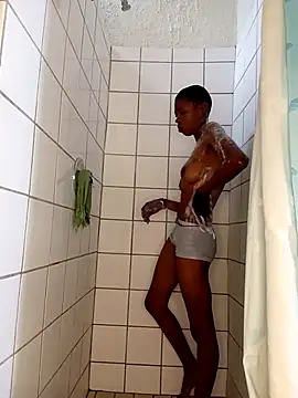 SweetSlenderChoc online show from April 7, 2026, 1:13 pm