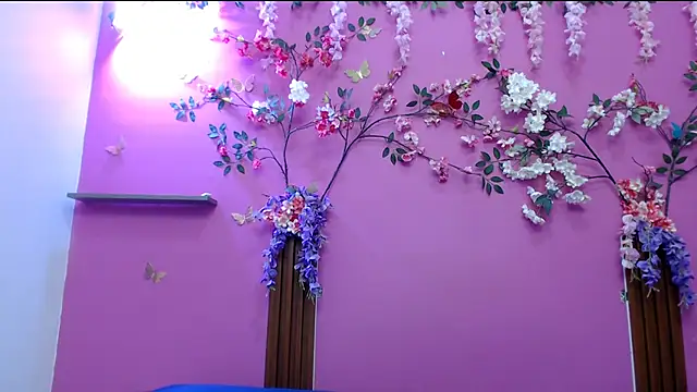 skinnysofia18 online show from April 3, 2026, 2:01 pm