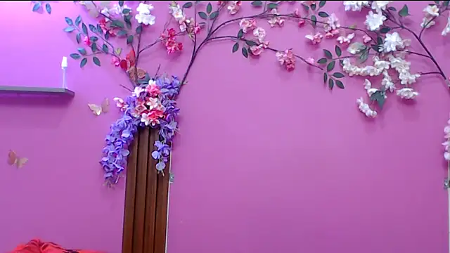 skinnysofia18 online show from November 27, 2025, 1:11 pm