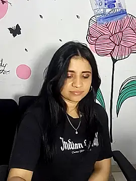 Snapshot of ValerieLove_ chatting on October 18, 2025, 7:43 am ValerieLove online show from October 18, 2025, 7:43 am