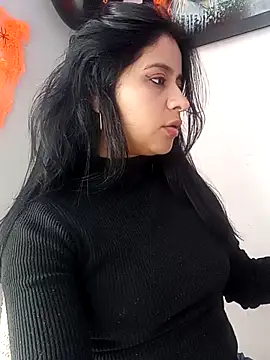 Snapshot of ValerieLove_ chatting on October 29, 2025, 7:35 pm ValerieLove online show from October 29, 2025, 7:35 pm