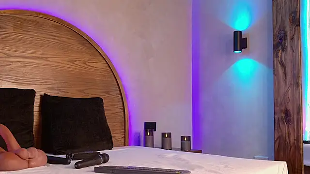 Meganreed  online show from December 18, 2025, 4:11 pm