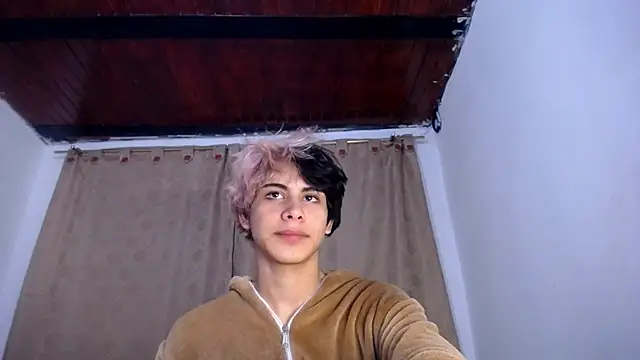 DaraKat18 online show from April 7, 2026, 10:11 pm