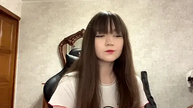 Snapshot of Pikmigirl18 chatting on October 12, 2025, 9:32 am Pikmigirl18 online show from October 12, 2025, 9:32 am