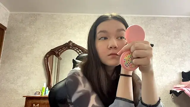 Snapshot of Pikmigirl18 chatting on October 8, 2025, 9:55 am Pikmigirl18 online show from October 8, 2025, 9:55 am