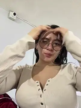 Bella Sumers online show from April 15, 2026, 6:23 pm