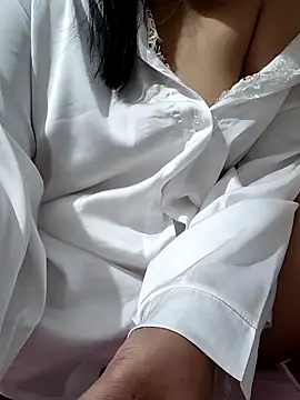 Yui-Linh online show from September 12, 2025, 12:49 pm