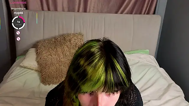 Snapshot of KandraCruser chatting on October 19, 2025, 8:11 pm KandraCruser online show from October 19, 2025, 8:11 pm