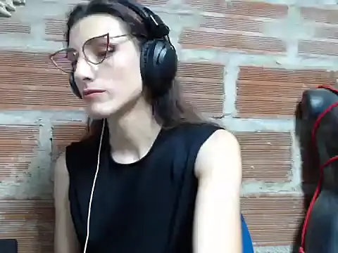 Moira-Hot online show from June 20, 2026, 4:39 am